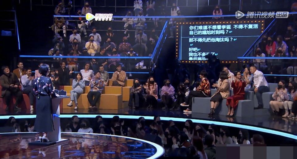 以前只知道《吐槽大會》有寫好的稿子，現在才知道對面就是提詞器