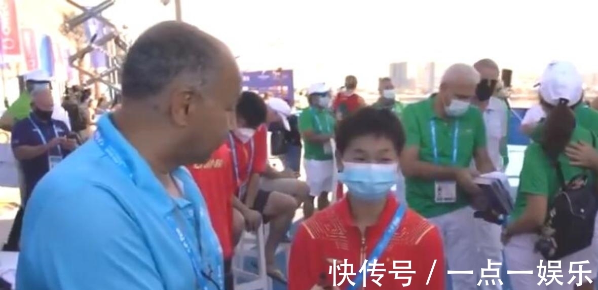阿布扎比|全红婵俏皮狂秀剪刀手风靡阿布扎比,泳联主席:为她自豪!