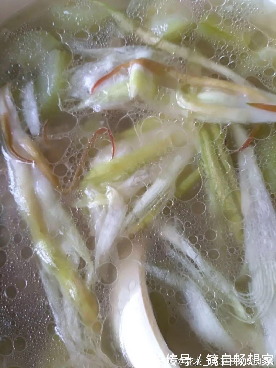 这花真稀罕，刚开花就被掐光了，花钱未必买得到！