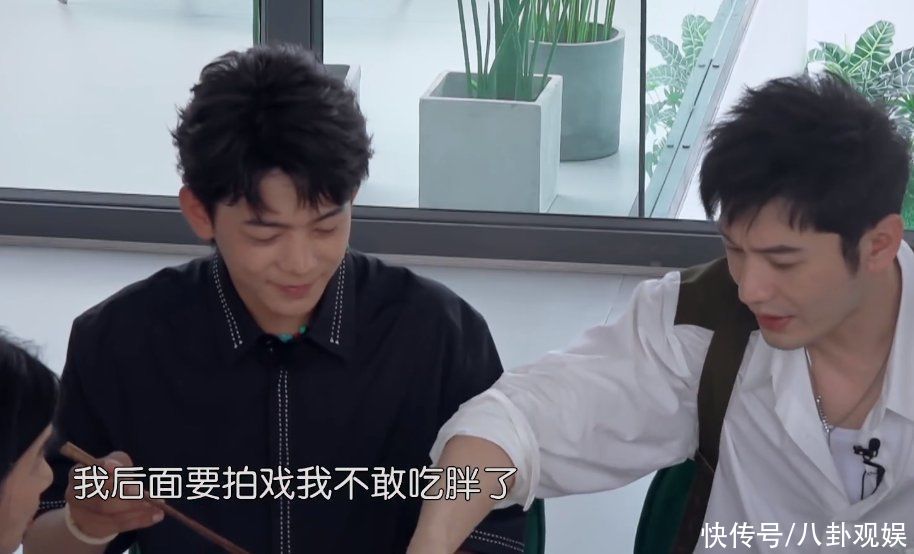 中餐廳|黃曉明為減肥太自律，學(xué)女明星只吃一根面條，寧?kù)o當(dāng)面吐槽太作