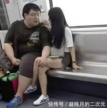 |搞笑GIF:大哥你带着两个美女跑起来,真像个三百斤的胖子