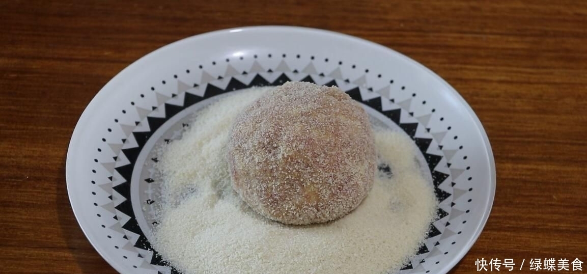 水煮蛋吃腻了,教你鸡蛋和猪肉的特色做法,外脆里嫩,里面流黄