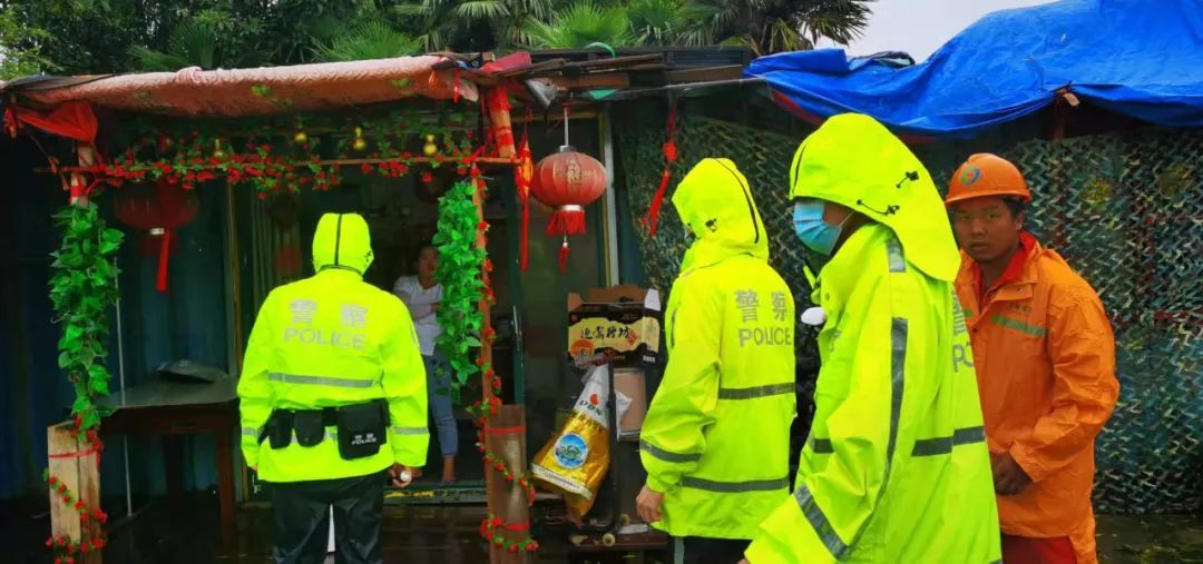 警情|台风暴雨突袭申城！ 上海公安民警雨中坚守岗位，守护城市安全