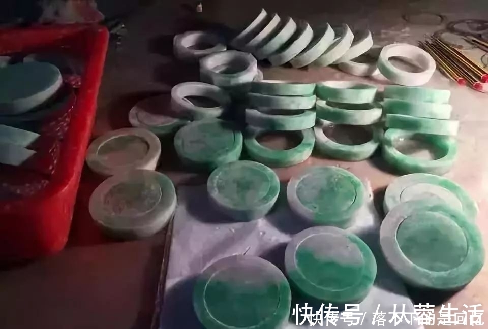 五位数@奇闻:半月没人问的原石,富二代顺手拿下,切开全场不淡定