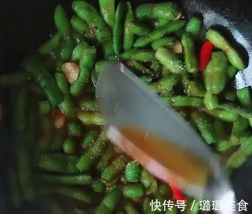 煮毛豆直接煮就错了，这样炒着吃，翠绿好吃不发黄，比买的还好吃