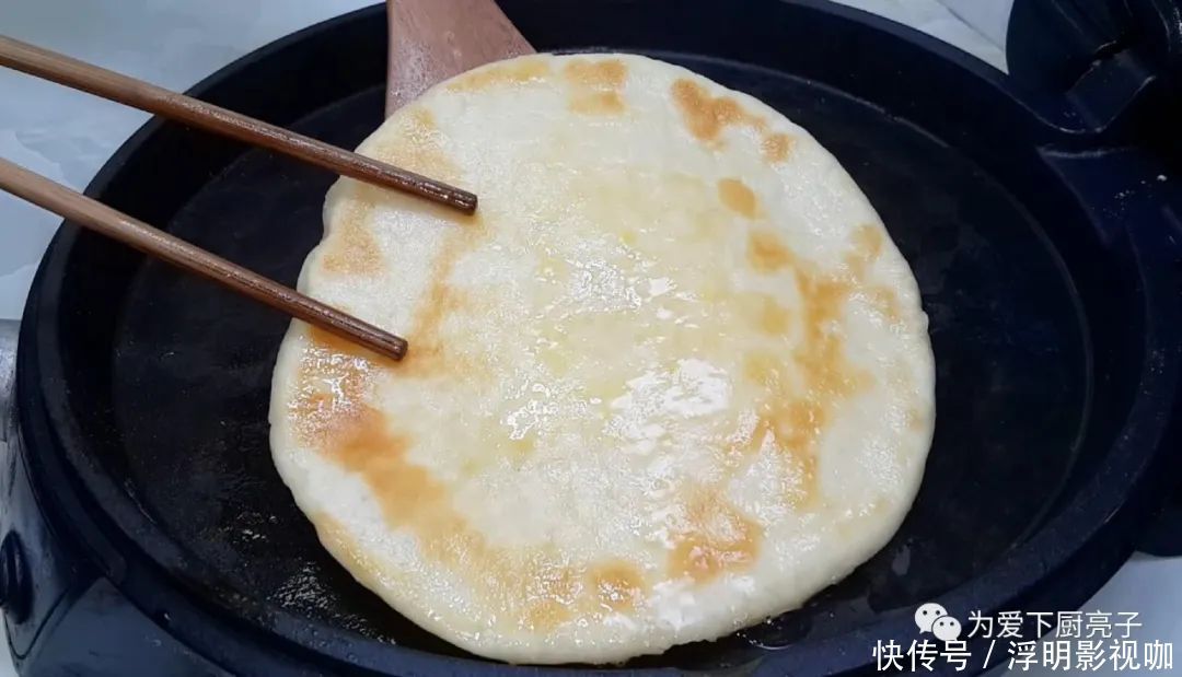  做出|家常烙饼的做法，不用包油酥，也能做出鸡蛋灌饼，个个鼓泡又起层