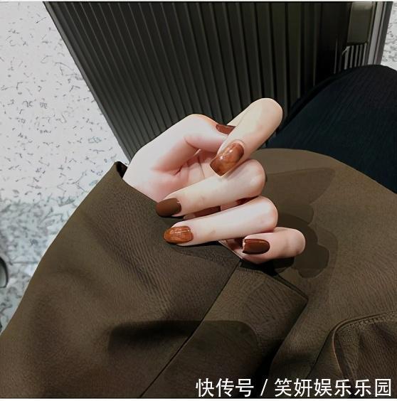 磨砂|2021年第1波美甲快安排上,这款磨砂猫眼我爱了,显白又高级