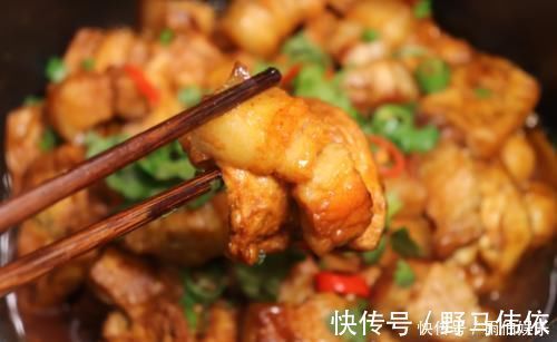 色香味|五花肉这样做真过瘾，不加水不加油，简单2步，上桌连汤汁都不剩