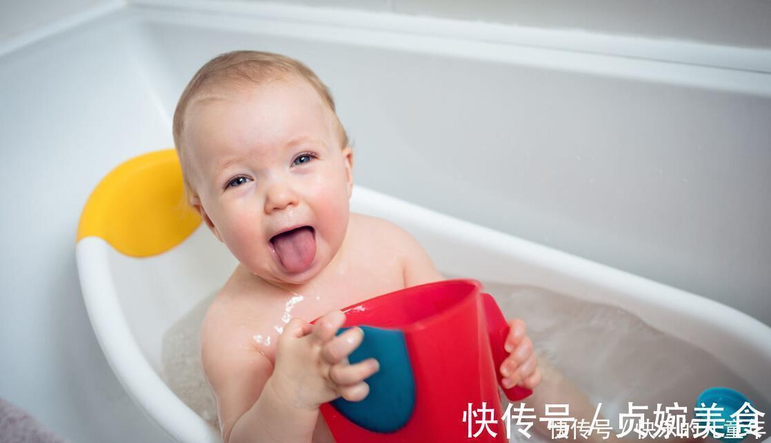 儿科医生|刚出生的宝宝天天洗澡?别掉到“坑”里去了,这样洗才健康