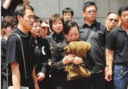 罗京病逝11年,职业生涯最难稿件曝光,李瑞英播报声音都在颤抖