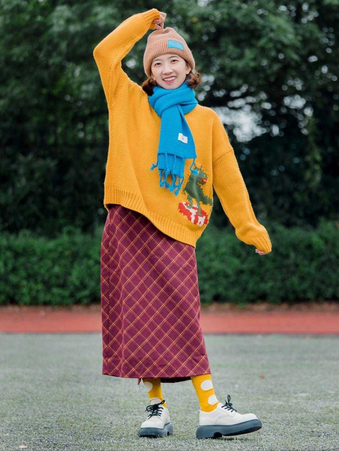 温柔|秋冬季节也是毛衣必备,如何穿毛衣好看,可以从下装下功夫