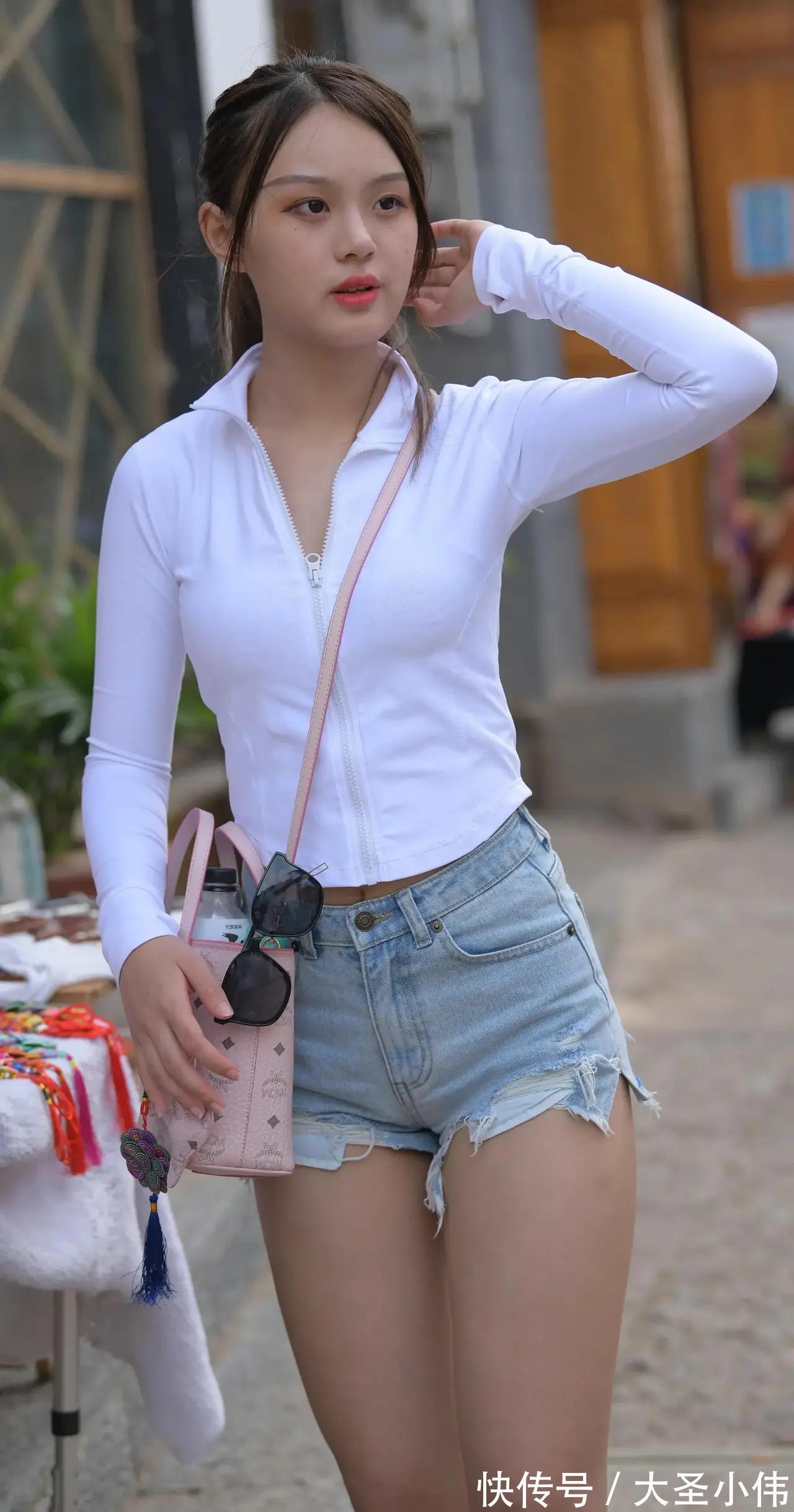 牛仔短裤|美女街拍:运动衫加牛仔短裤,搭配帆布鞋,时尚减龄满满的青春气息