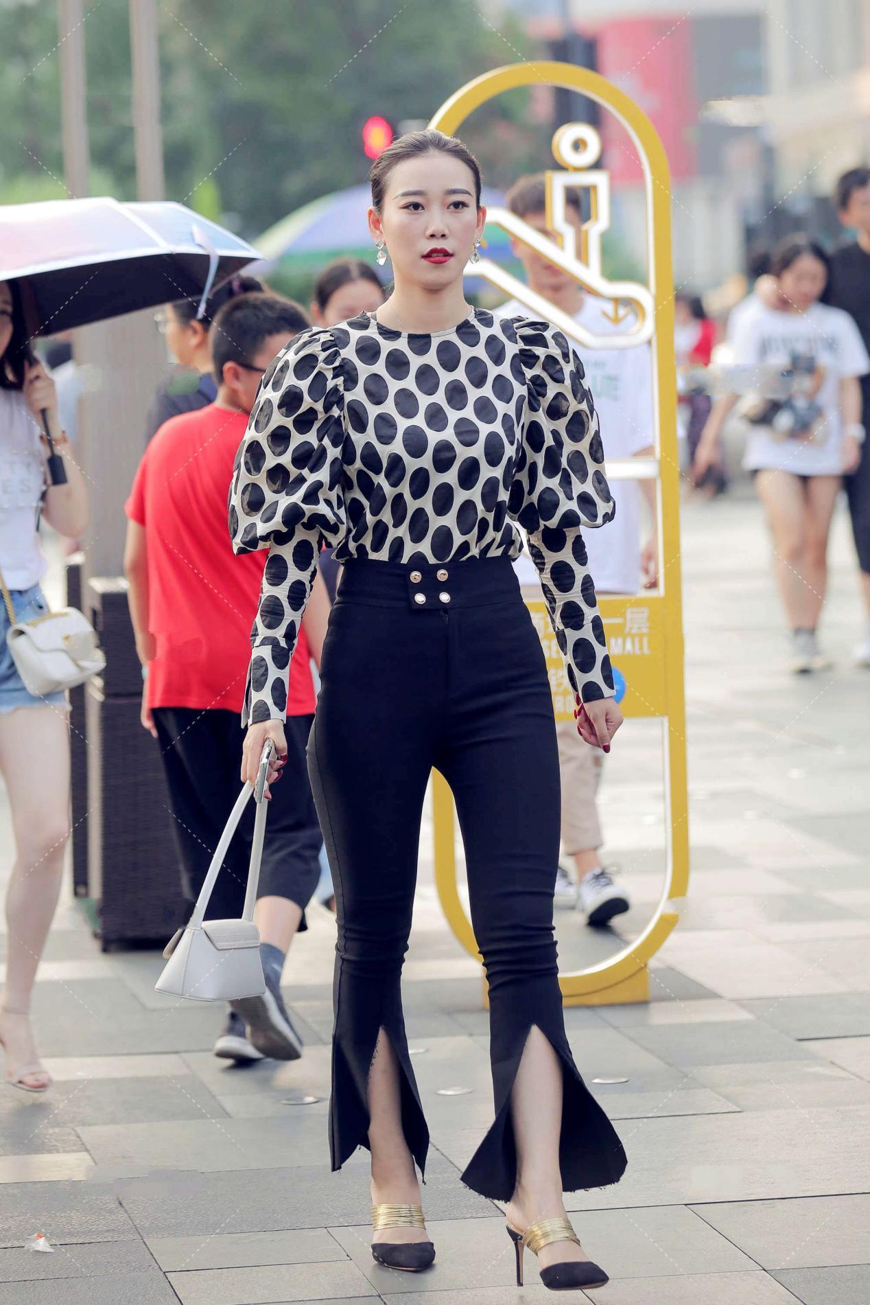 选择|街拍:波点衬衫搭配黑色喇叭裤, 气场全开, 霸气十足