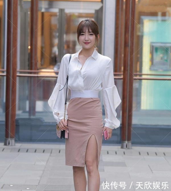 穿搭 初秋季节的职场穿搭，优雅白衬衫搭配开衩半身裙，时尚休闲有魅力！