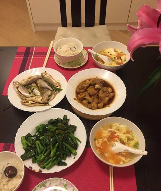 走进惠英红在香港的家，不仅演技好，生活还节俭，饭菜都是素食多