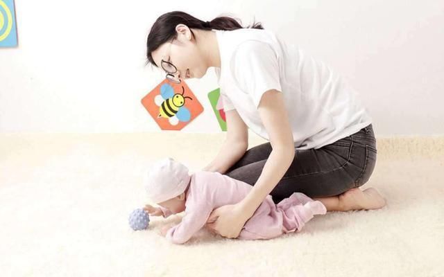 父母|“2个月抬头，6个月坐”，1岁以内宝宝发育表，你家娃达标了没
