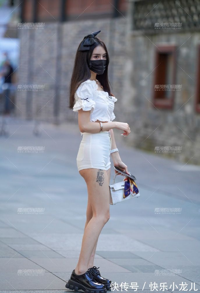 热裤 初秋穿搭:深灰色长袖衫配上黑灰色热裤,修身显瘦,美丽高挑