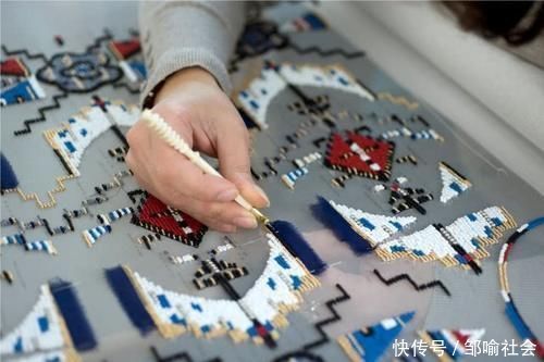 ch有一种“娇贵”叫香奈儿的衣服,一沾水就报废,图案竟是现场画上去的