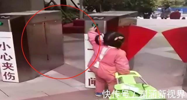上学|4岁女儿准备上学,却被小区的道闸“拦住”,网友太可爱了