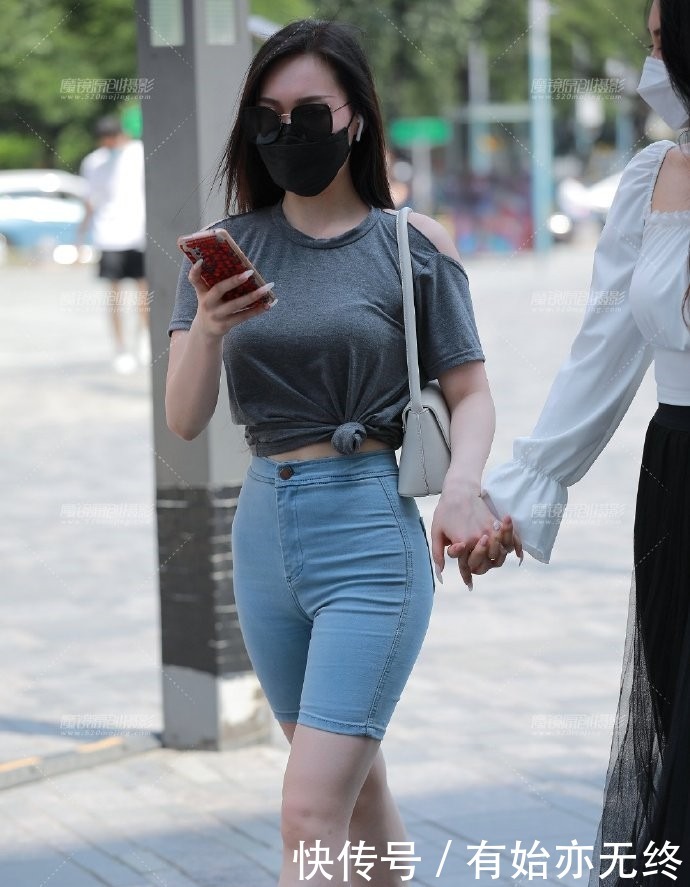 小姐姐|喜欢普通T恤衫的简单,但又穿不出美来,这种方法最适合你了