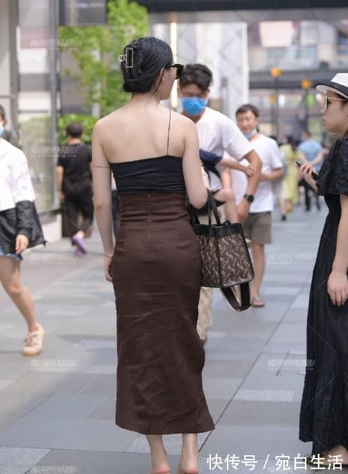 霸气|霸气御姐的“吊带裙”够个性，那吊带如此的细，真让人纠结