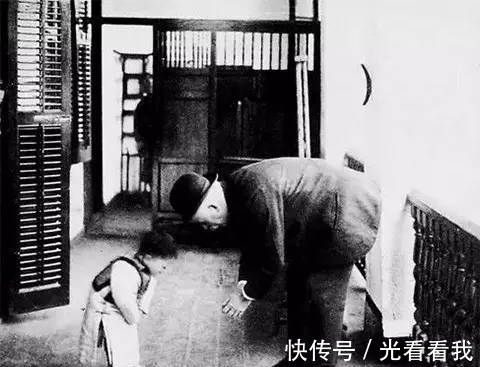 李嘉诚的“年夜饭”曝光！一顿饭，看出一个家庭的教养丨可读