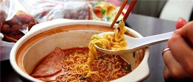 泡面|这4种零食看似很干净,但它们比泡面还“脏”,网友万万没想到