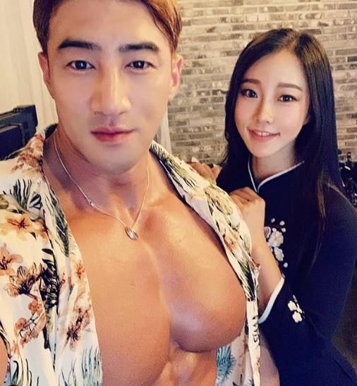 场面|当黄哲勋遇上E杯小姐姐，胸肌完全不输，场面一度十分尴尬