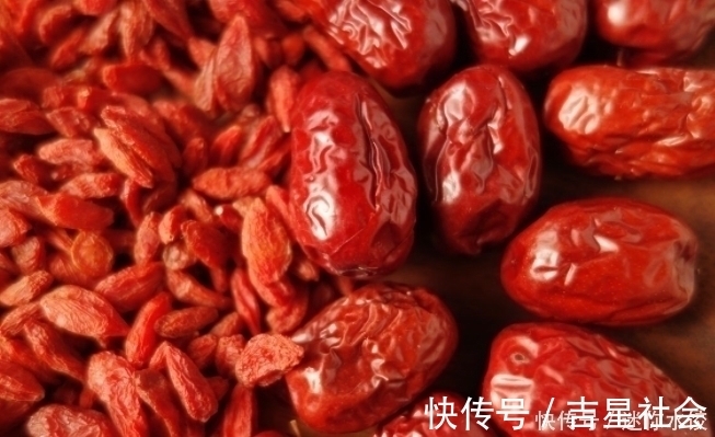 好处|晚上睡前吃几颗红枣，连吃一周，3个好处不请自来，谁吃谁受益