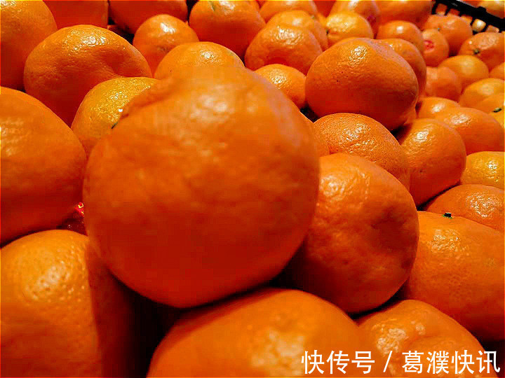 买橘子,不管什么品种,牢记“3看1摸”,保证个个香甜,又多汁