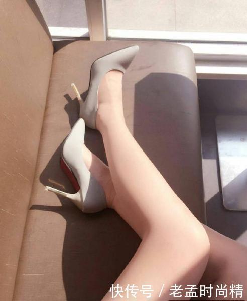 尖头细跟以经典之姿呈现休闲风格，加倍呵护女