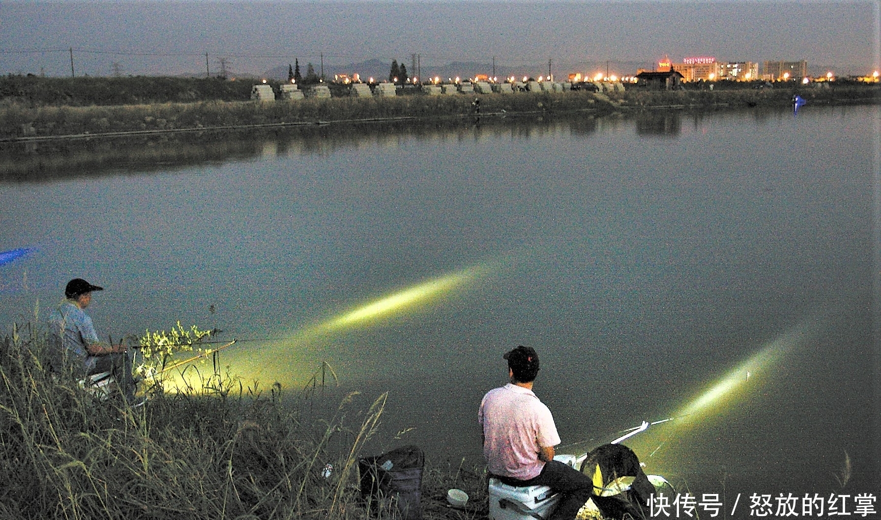 鱼乐|电子漂与普通浮漂调漂一样?夜钓是钓深钓远,还是钓近钓浅?