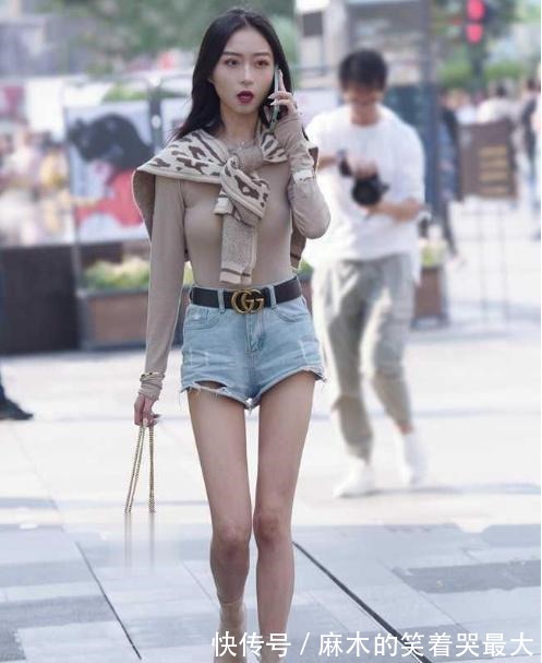 斗篷 灰色长袖搭配浅色牛仔裤,清新可爱,个性十足!