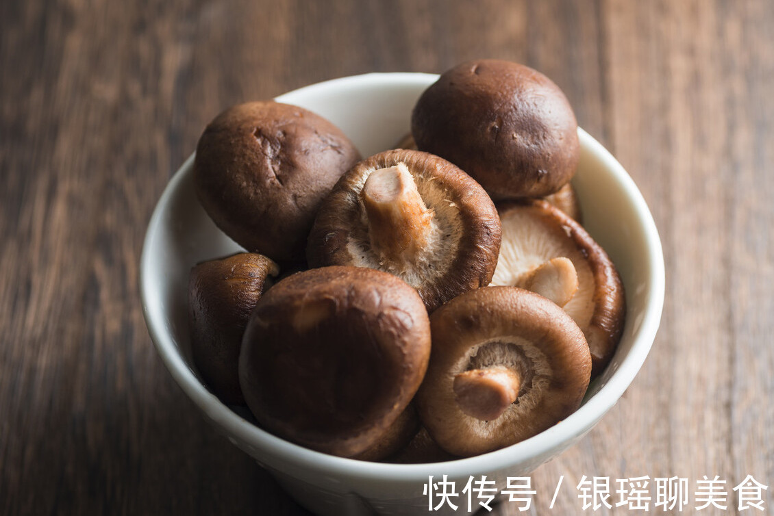 凉水|泡发干香菇，用凉水还是热水教你一招，泡发速度快，营养不流失