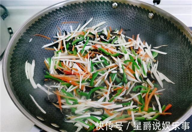 新手|只需四步，就能在家的鱼香肉丝做法，方法简单易学，新手一看就会