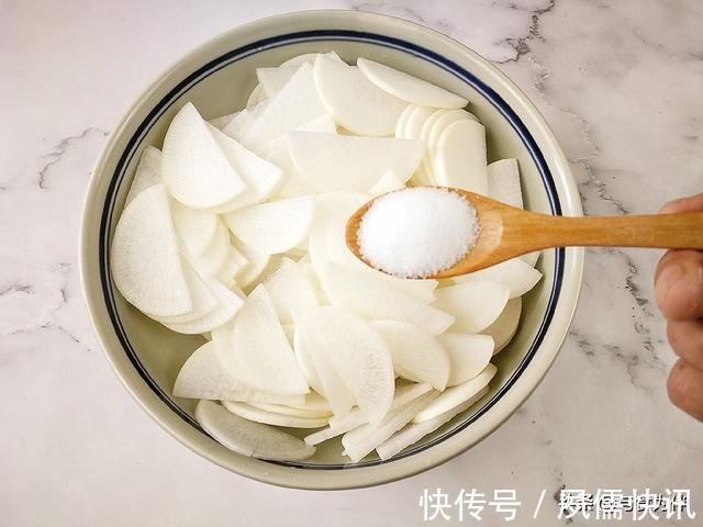 搅拌均匀|秋天趁萝卜便宜,腌成小菜存起来,喝粥吃面条搭配特方便,收藏好