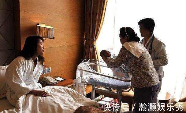 带娃|妈妈偷懒的带娃方式,差点把2个月宝宝差点弄成脑瘫,医生:无知