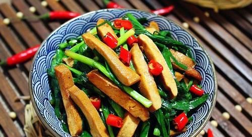 大火快炒即可，做法简单，春天的韭菜鲜嫩有味儿，还不容易长胖哦