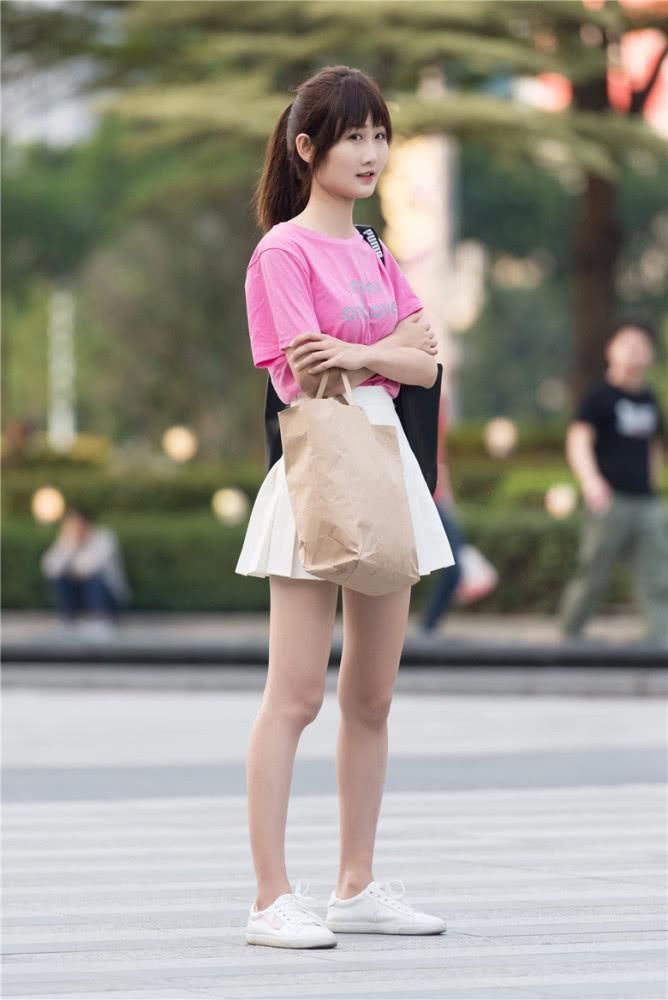 美貌|街拍美女:青春洋溢小姐姐,所有风景都不及你的美貌年轻就是魅力