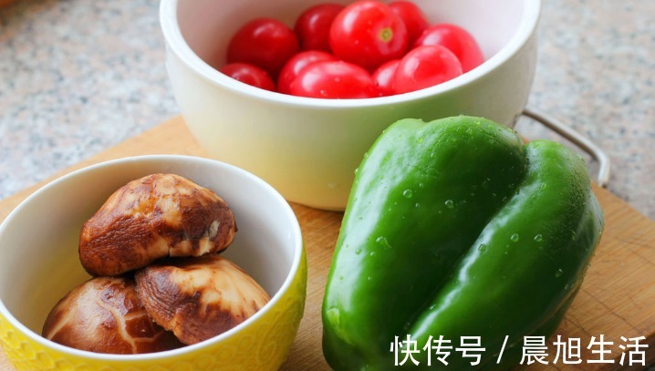 好吃|用1个彩椒加上一小块鸡胸肉,做出来的彩椒鸡肉串,低脂好吃