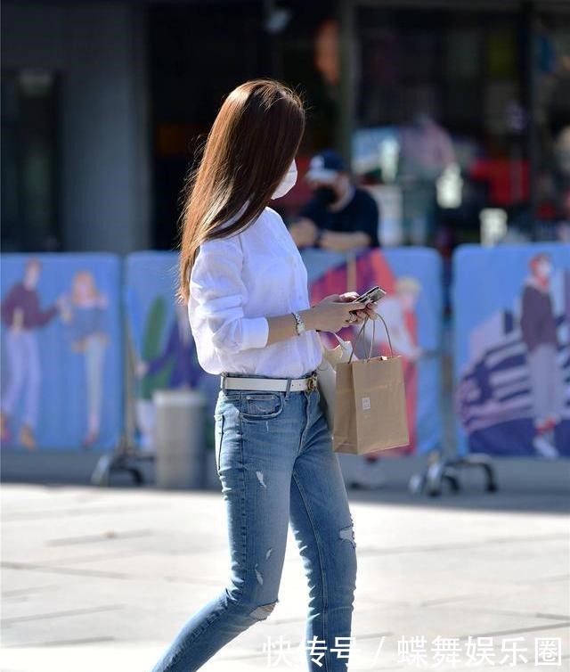 女神|夏季紧身牛仔裤成了主要穿搭,三里屯女神穿的全是百搭显瘦