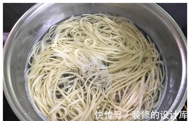 泡面|最适合懒人的一碗面，5分钟搞定，酸爽开胃，比煮泡面还简单