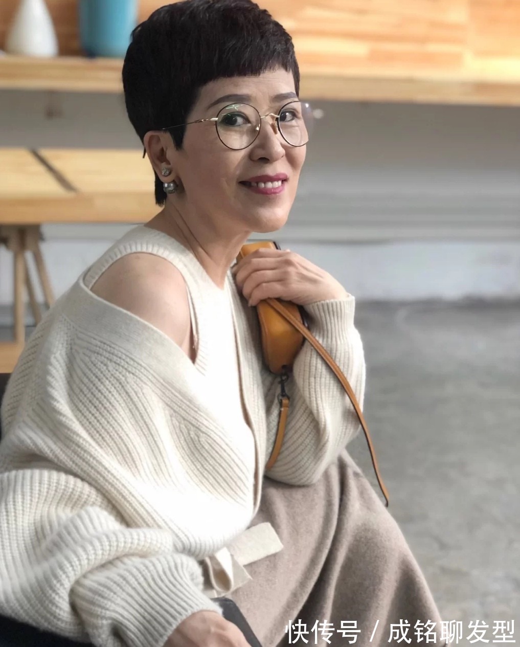 马甲|六十岁更要摆脱大妈感,学学她的减龄搭配术,穿出优雅的时髦范