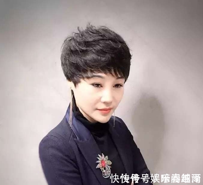 额头 55岁的女人适合留短发吗?有哪些值得推荐的短发发型吗?