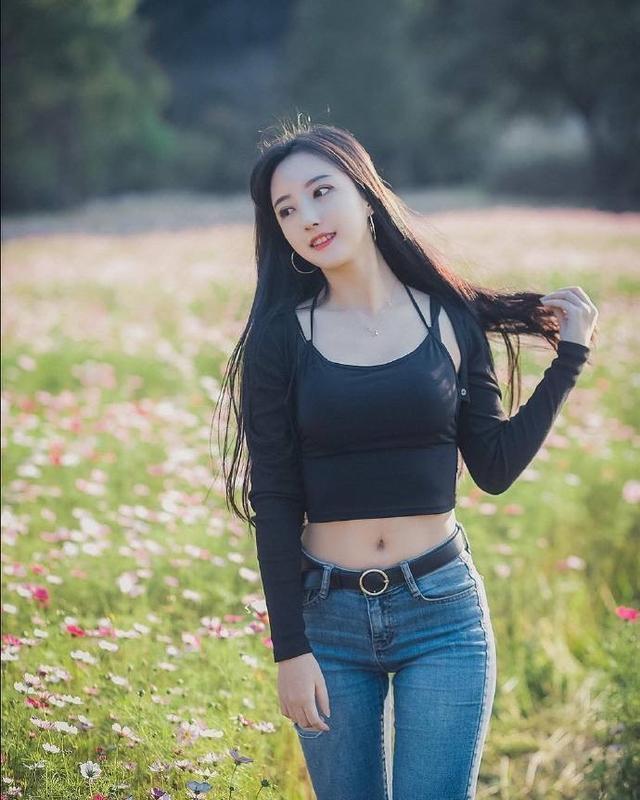 小脚裤|姐姐追求的清新田园风，牛仔修身小脚裤搭配小吊带再合适不过了