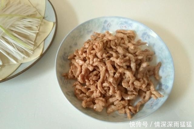 正宗的京酱肉丝在家做,卷一个塞嘴里,巨幸福