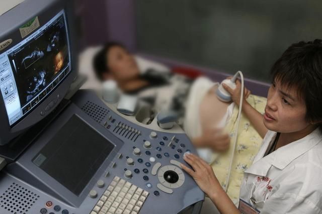 二胎政策|你弟弟才4岁,你不养他怎么活新婚女儿怒怼没钱,谁生谁养