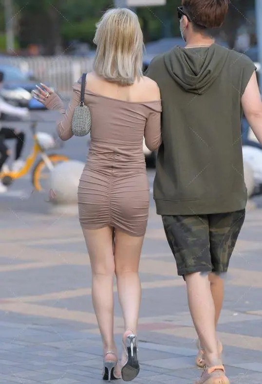 连衣裙 美女一字肩连衣裙穿搭,非常的端庄优雅又不失性感