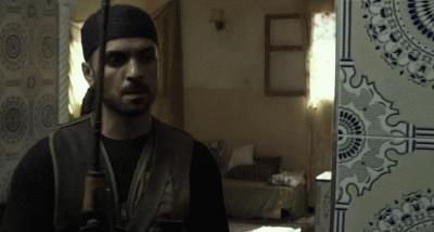 打成|一枪爆头！他是美国第一狙王，狙杀255人，却被老兵从背后打成筛子