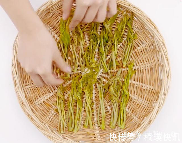 这才是腌香椿的正确做法！香椿颜色翠绿，随吃随取，放一年不会坏